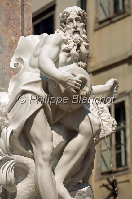 slovenie 13.JPG - Fontaine aux sulptures allégoriques, place Sivica, Ljubljana, Slovénie